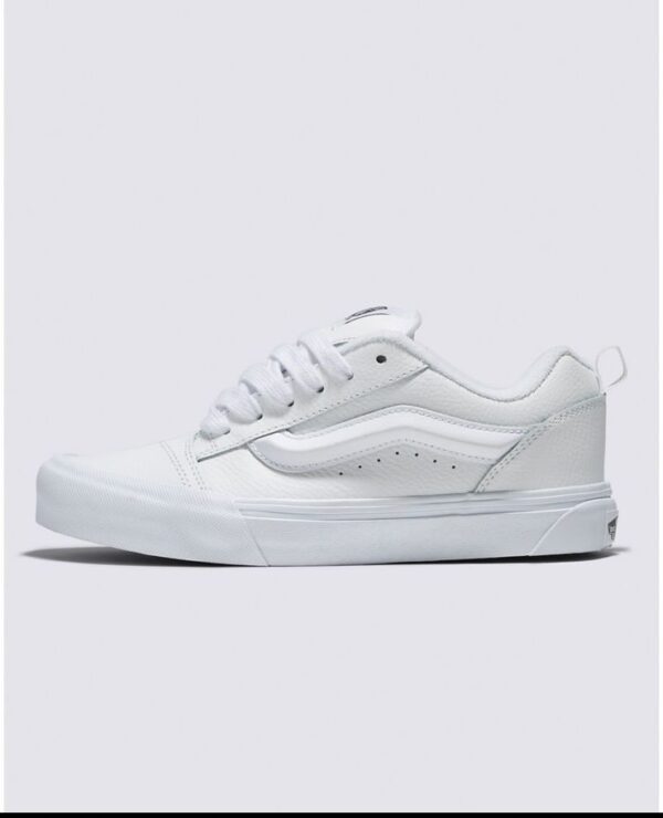 Tenis Blancos con Cordones Rosados Vans - Image 3