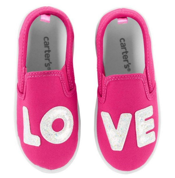 Tenis rosados con mensaje “LOVE” Carter’s