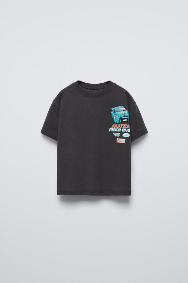 Camiseta Infantil Negra con Diseño de Auto de Carreras zara