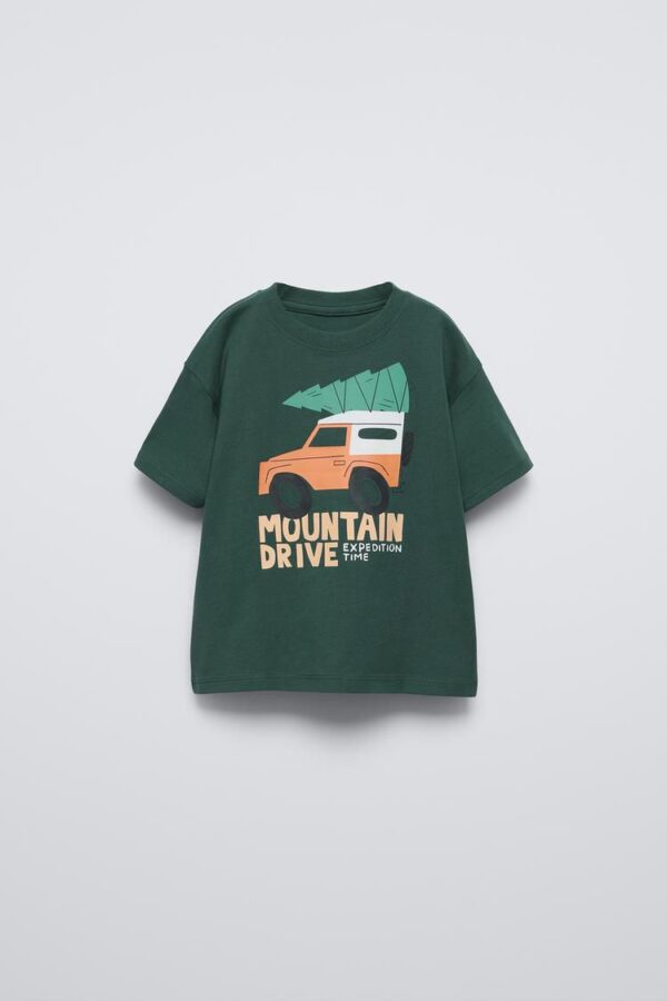 Camiseta Infantil Verde con Estampado de Auto "Mountain Drive" zara