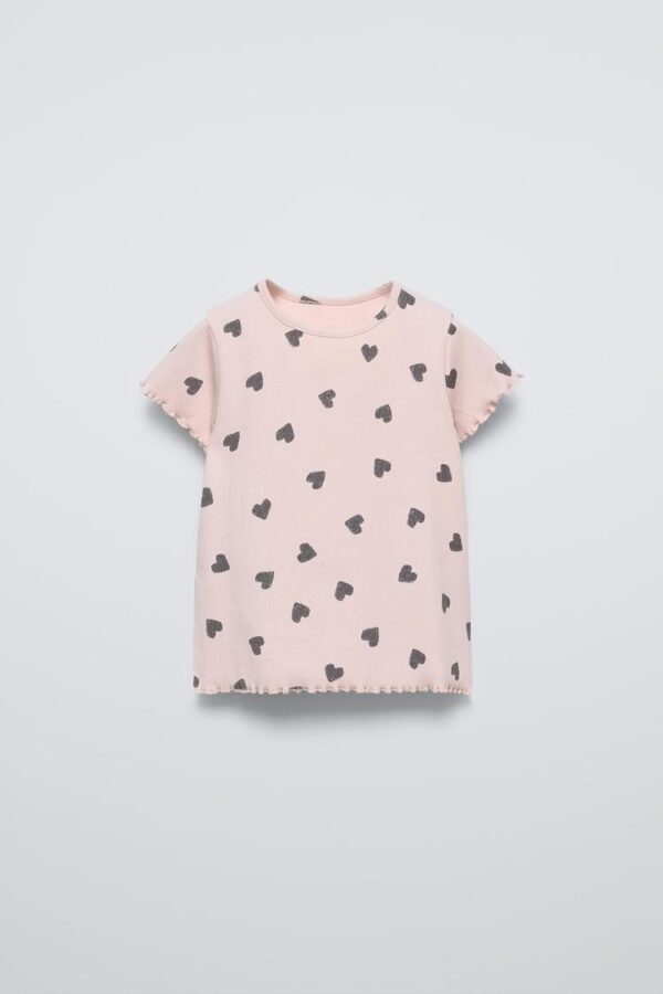 Camiseta rosa con estampado de corazones zara